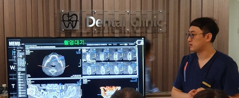 결치과 김결 대표원장이 진료실 화면에 띄운 치과 CT 영상 옆에서 설명하는 모습
